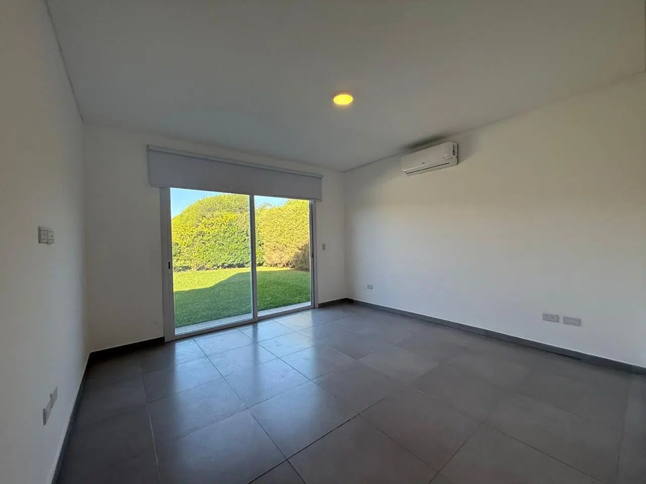 Casa en venta y alquiler anual sobre lote interno con pileta en Puerto el Cantón 5