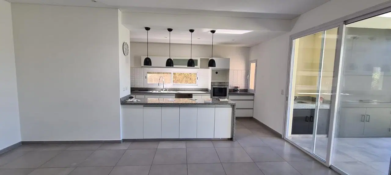 Casa en venta y alquiler anual sobre lote interno con pileta en Puerto el Cantón 8