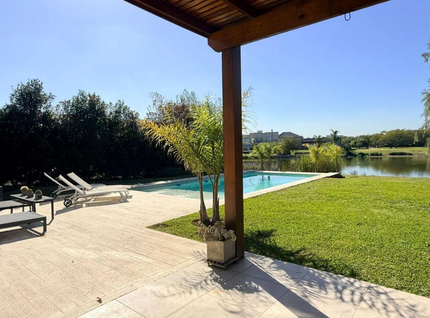 Casa en venta de 6 ambientes en Canton Islas al agua amoblada y equipada 1