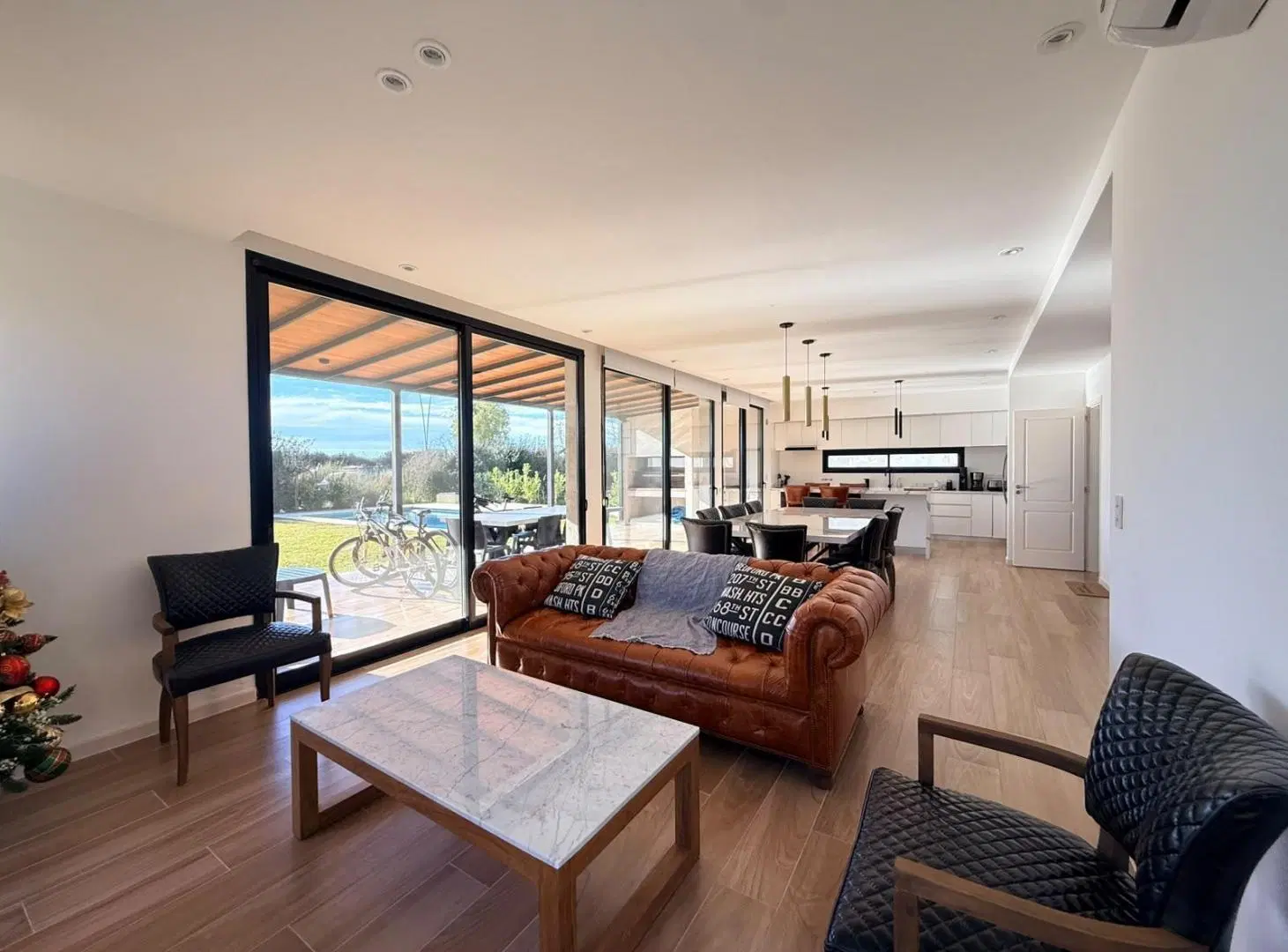 Casa alquiler anual amoblada en Puertos del Lago de cinco ambientes orientación norte con pileta 5