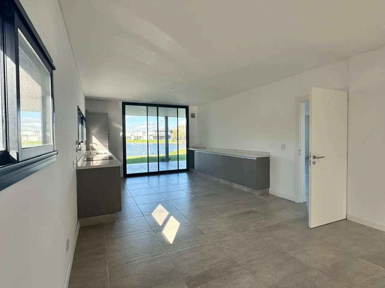 Casa al lago en Islas El Canton de 6 ambientes con pileta en venta 3