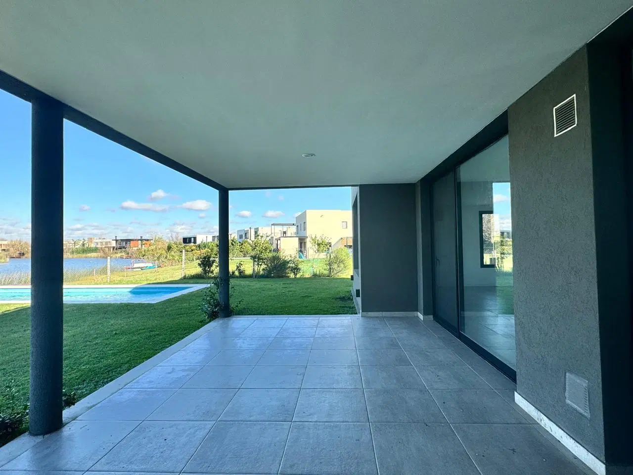 Casa al lago en Islas El Canton de 6 ambientes con pileta en venta 2