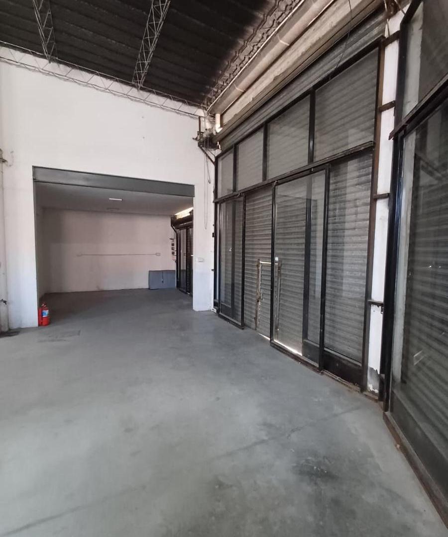 Foto de Local con oficinas en Alquiler en Camino de Cintura Luis Guillon, imagen 2