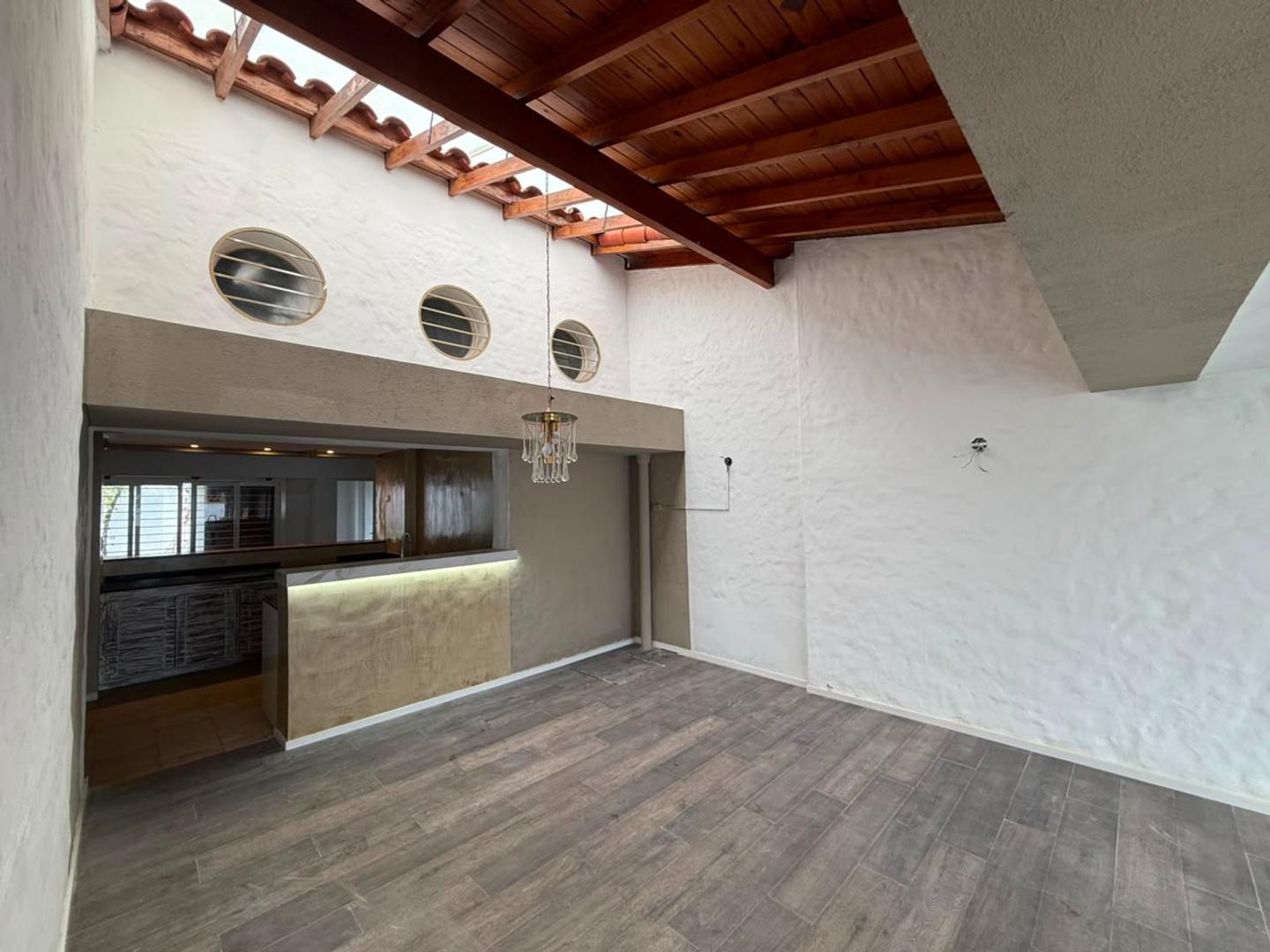 Foto de VENTA-CASA 5 AMBIENTES CON PARQUE - SAN ANTONIO DE PADUA, imagen 1