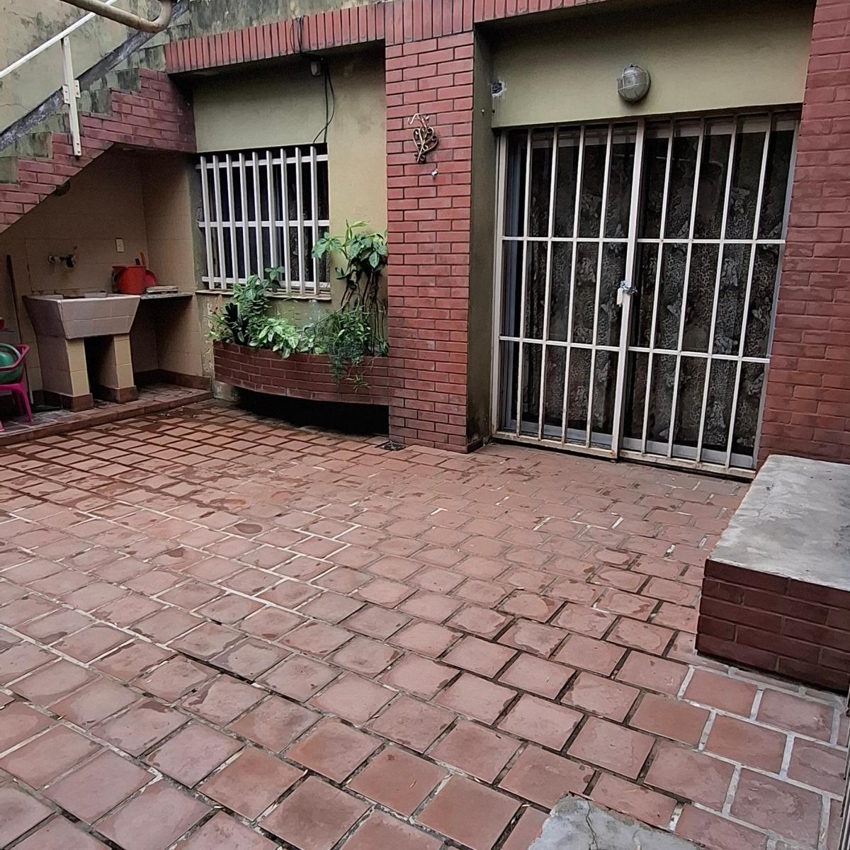 Propiedad de 5 Ambientes con Dos Cocheras y Espacio Libre Sobre Lote de 8,8 X 18 3