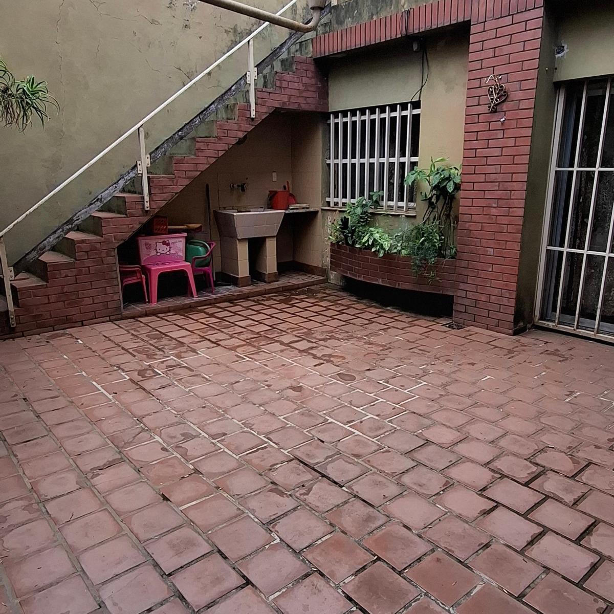 Propiedad de 5 Ambientes con Dos Cocheras y Espacio Libre Sobre Lote de 8,8 X 18 5