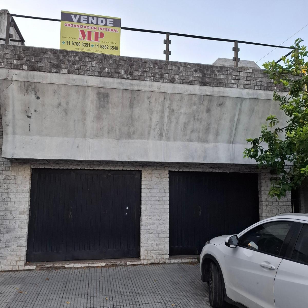 Propiedad de 5 Ambientes con Dos Cocheras y Espacio Libre Sobre Lote de 8,8 X 18 1