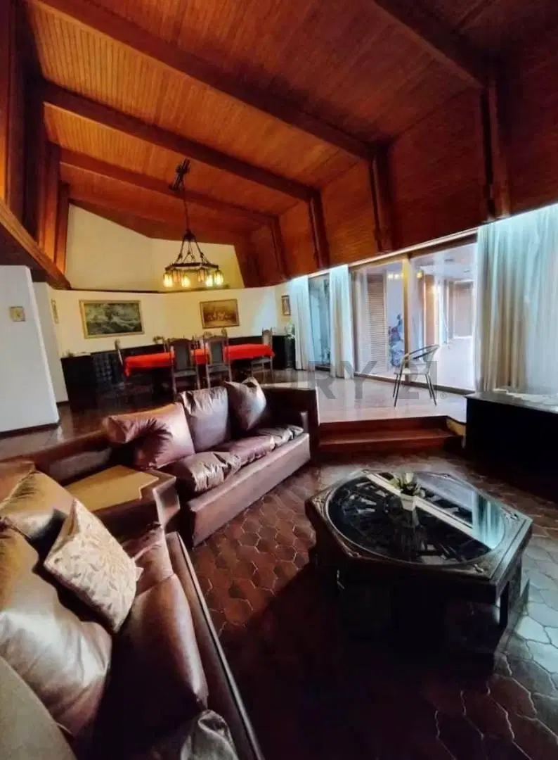 Espectacular casa sobre Barranca con vistas únicas en el Cerro de las Rosas 4