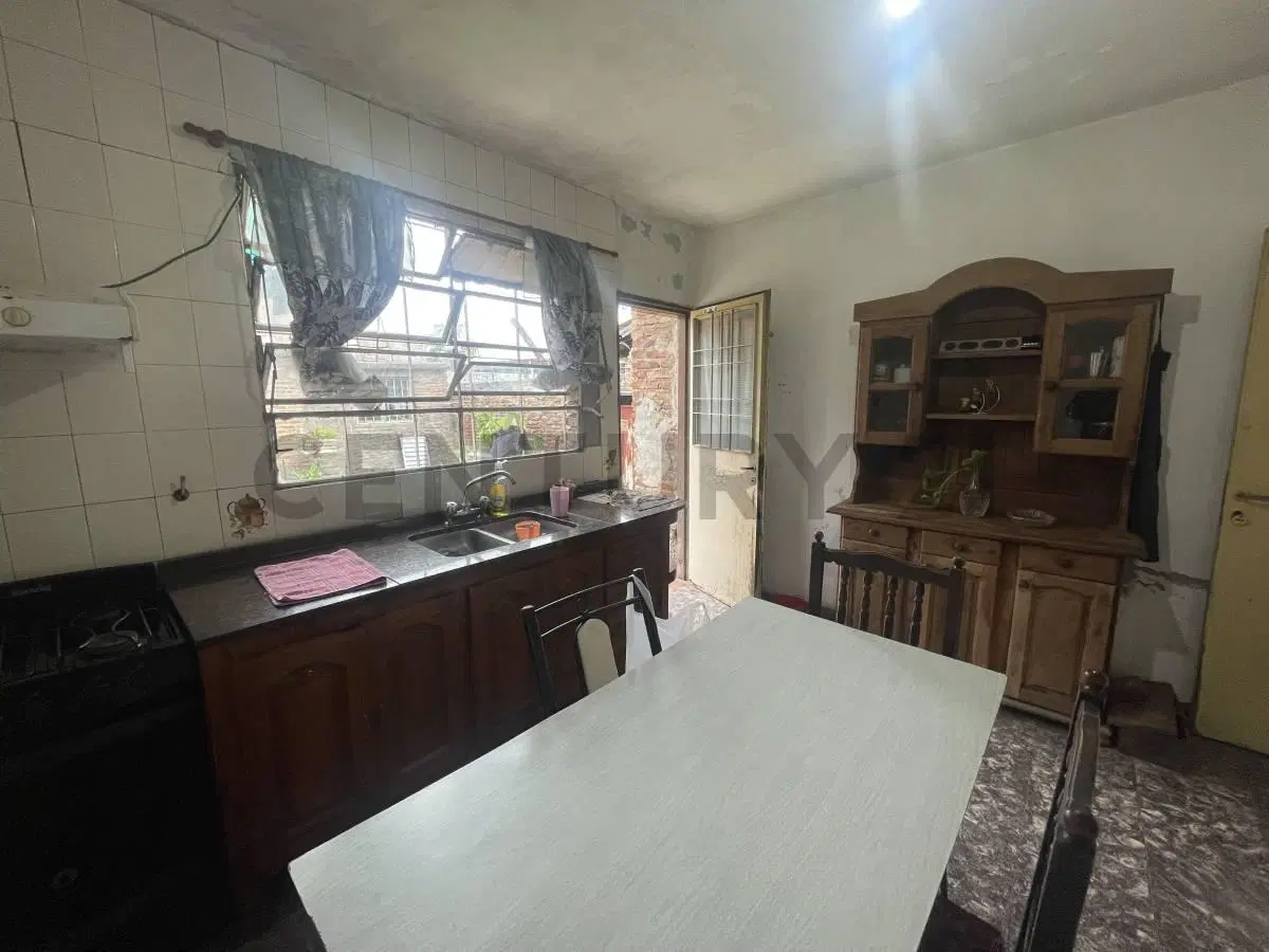 Oportunidad para inversores: lote esquina con dos viviendas 2