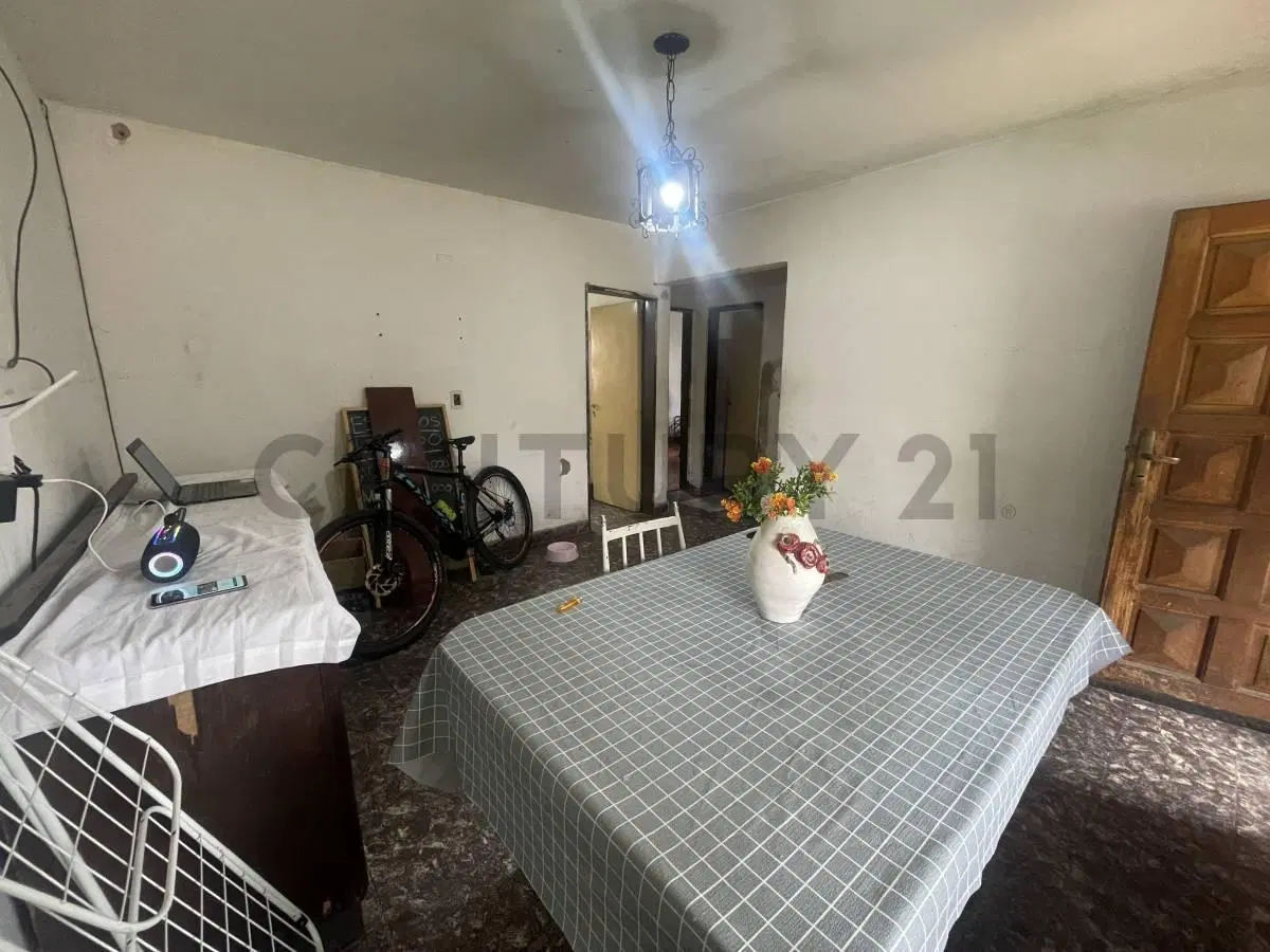 Oportunidad para inversores: lote esquina con dos viviendas 4