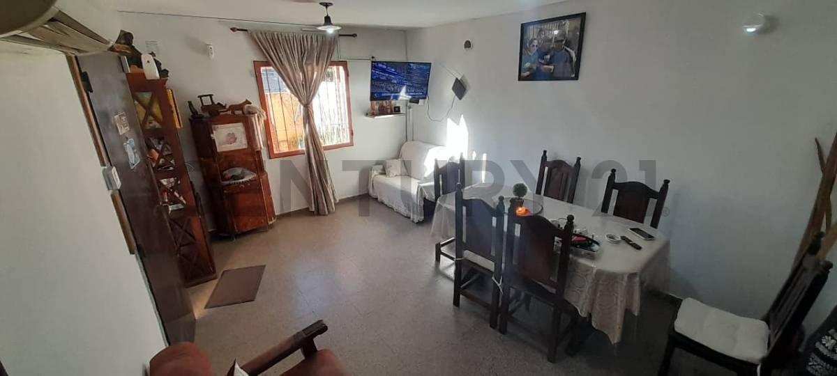 Foto de VENTA CASA GRANDE CON DEPTO EN VILLA POSSE, imagen 4