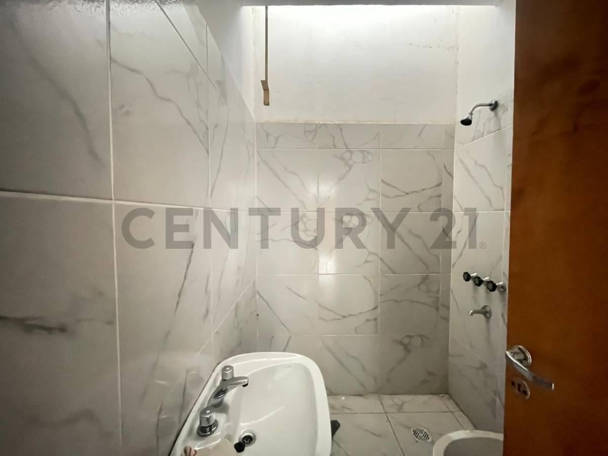 Foto de Casa 2 Dormitorios Remodelada - Cochera y Patio en barrio Centro América, imagen 1