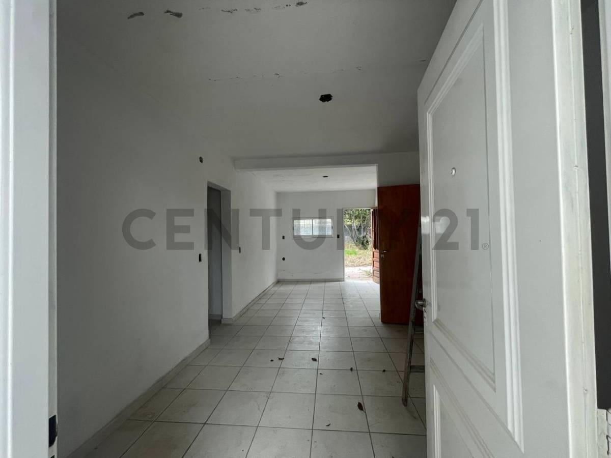 Foto de Casa 2 Dormitorios Remodelada - Cochera y Patio en barrio Centro América, imagen 2