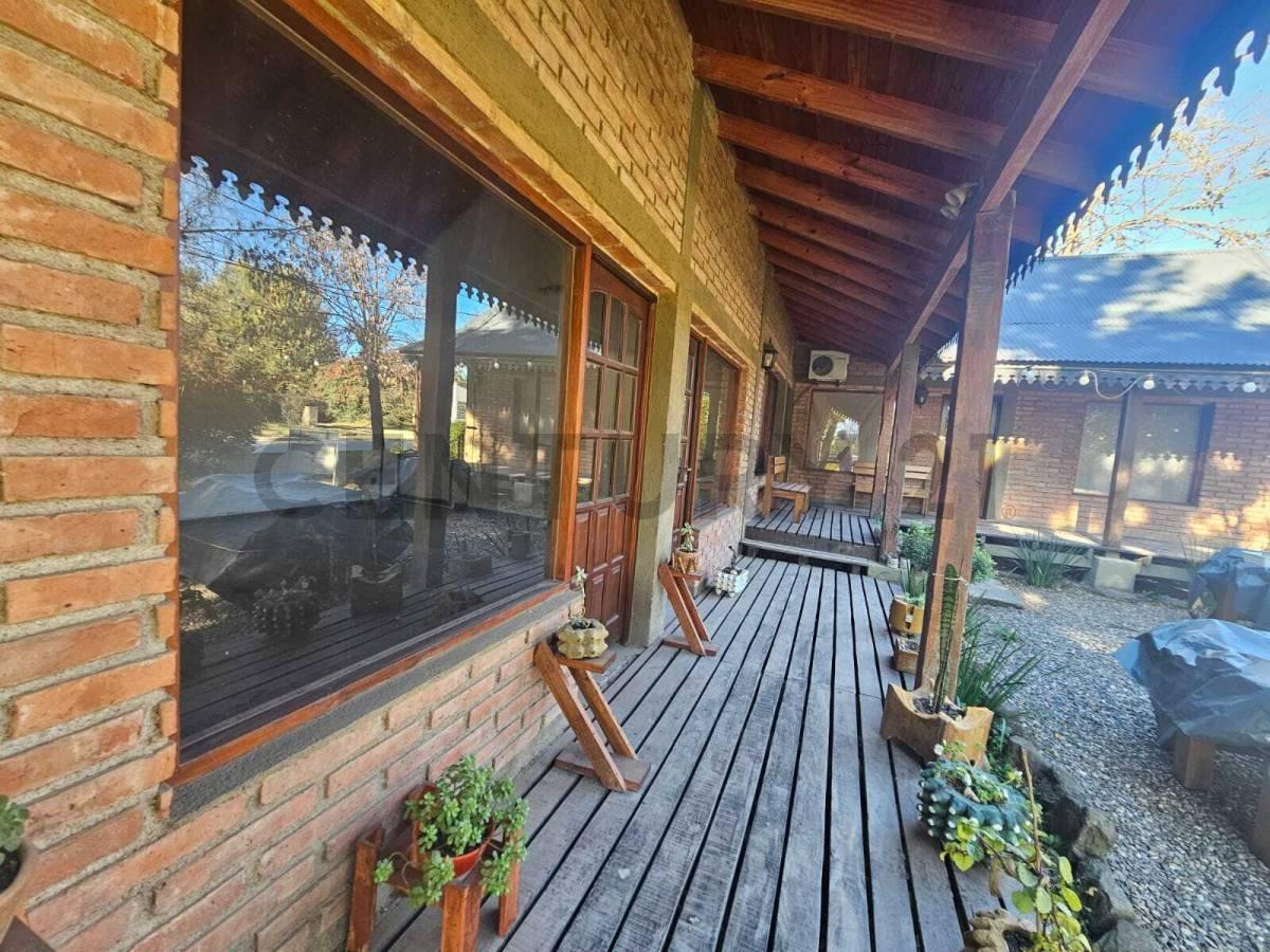 Foto de Hermoso complejo de locales comerciales en Villa Yacanto, imagen 2