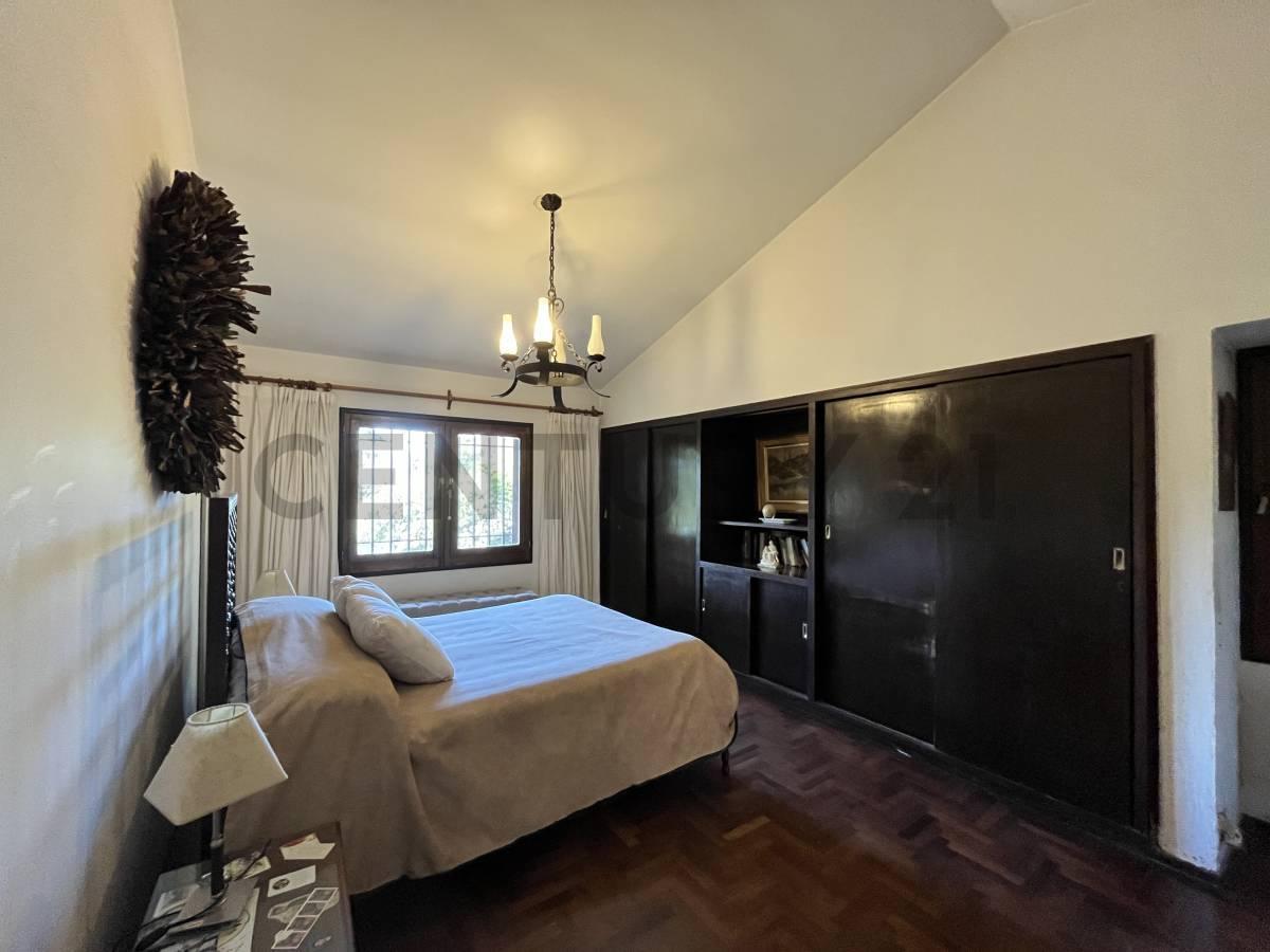 Foto de VENTA CHALET TRADICIONAL – 4 DORMITORIOS + OFICINA – B° LOMAS OESTE, imagen 3