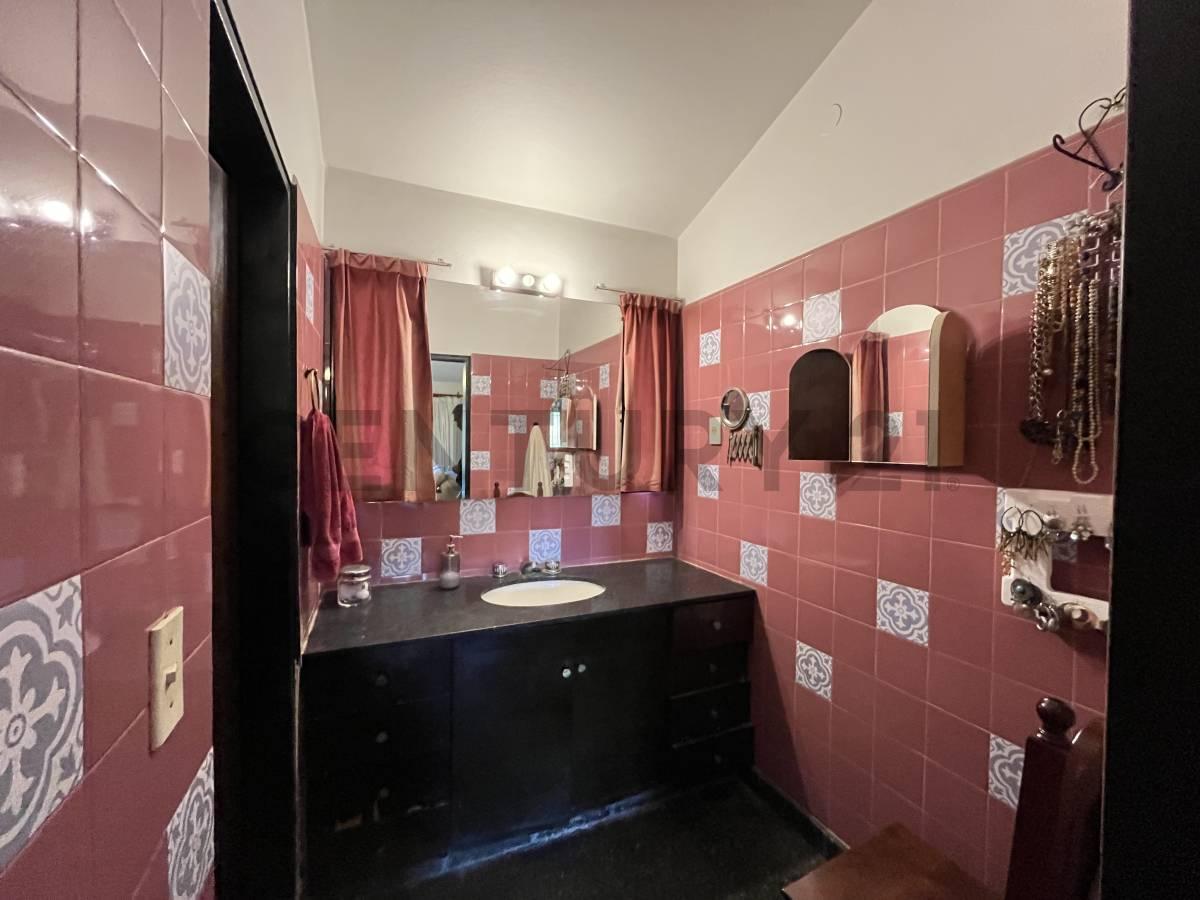 Foto de VENTA CHALET TRADICIONAL – 4 DORMITORIOS + OFICINA – B° LOMAS OESTE, imagen 2