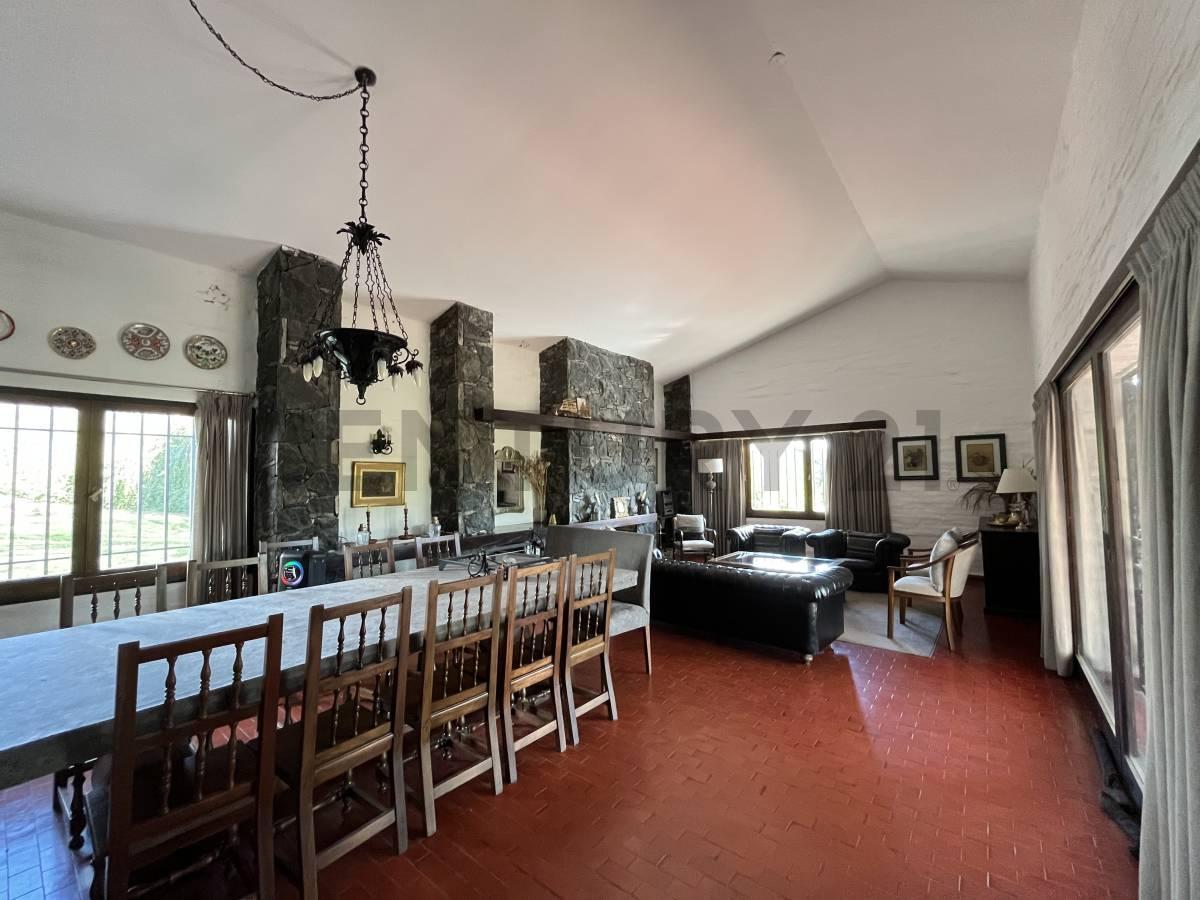 Foto de VENTA CHALET TRADICIONAL – 4 DORMITORIOS + OFICINA – B° LOMAS OESTE, imagen 1