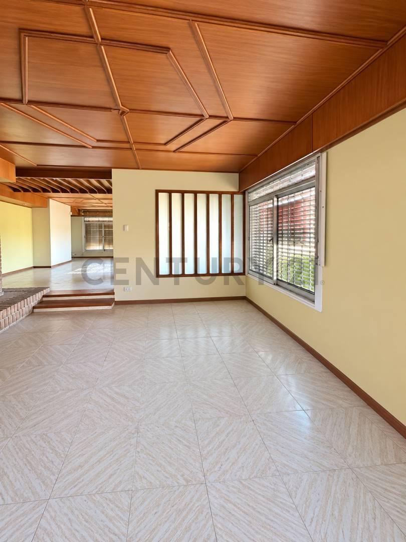 Foto de VENTA CASA AMPLIA CON JARDÍN, PILETA Y GARAGE DOBLE – BARRIO URCA, imagen 4