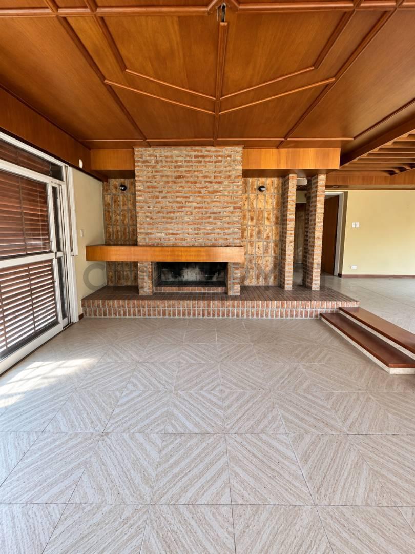 Foto de VENTA CASA AMPLIA CON JARDÍN, PILETA Y GARAGE DOBLE – BARRIO URCA, imagen 3