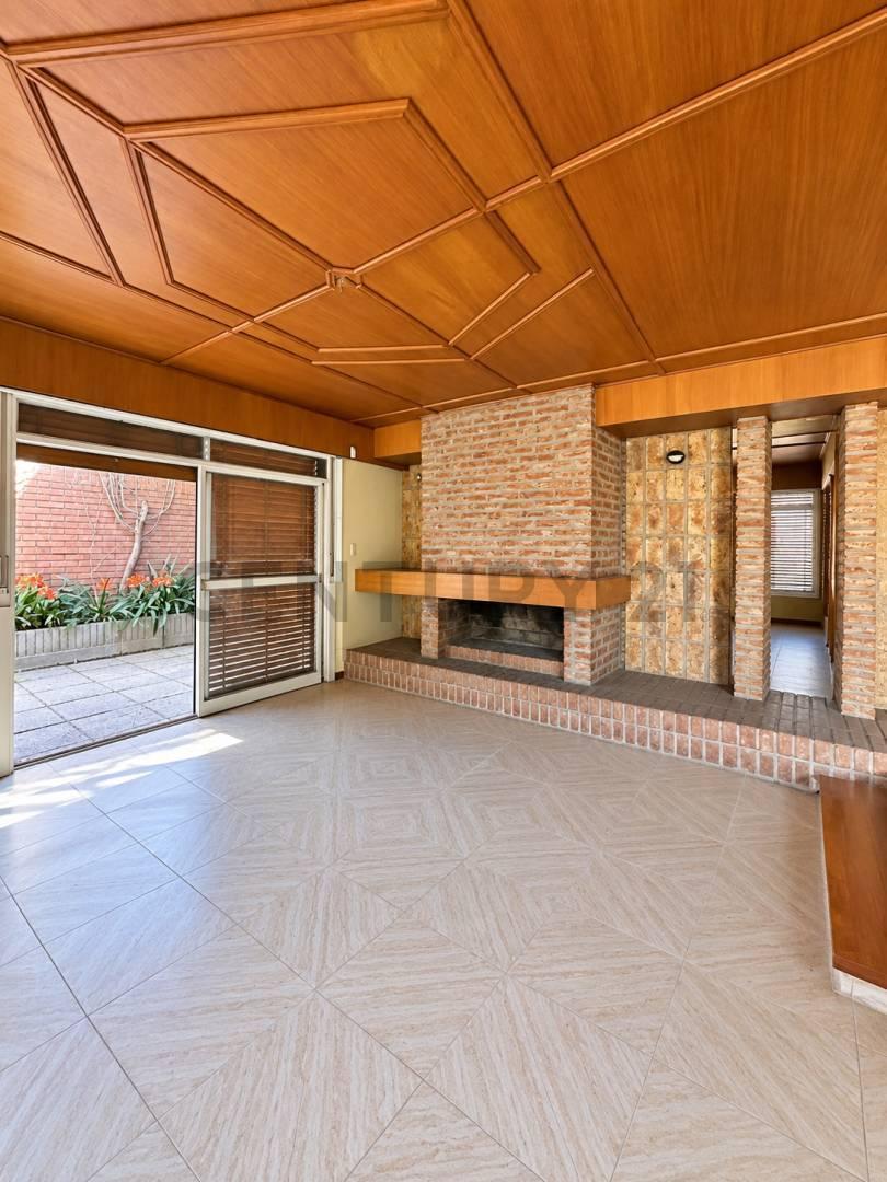 Foto de VENTA CASA AMPLIA CON JARDÍN, PILETA Y GARAGE DOBLE – BARRIO URCA, imagen 2