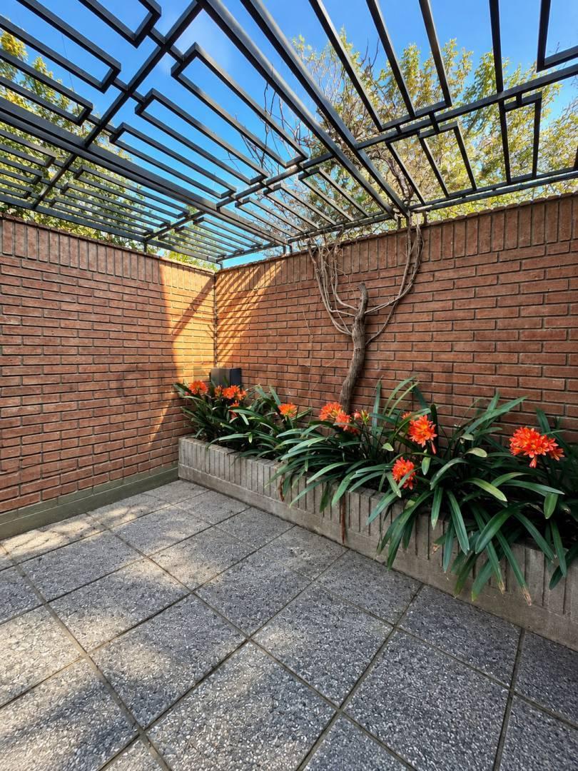 Foto de VENTA CASA AMPLIA CON JARDÍN, PILETA Y GARAGE DOBLE – BARRIO URCA, imagen 5