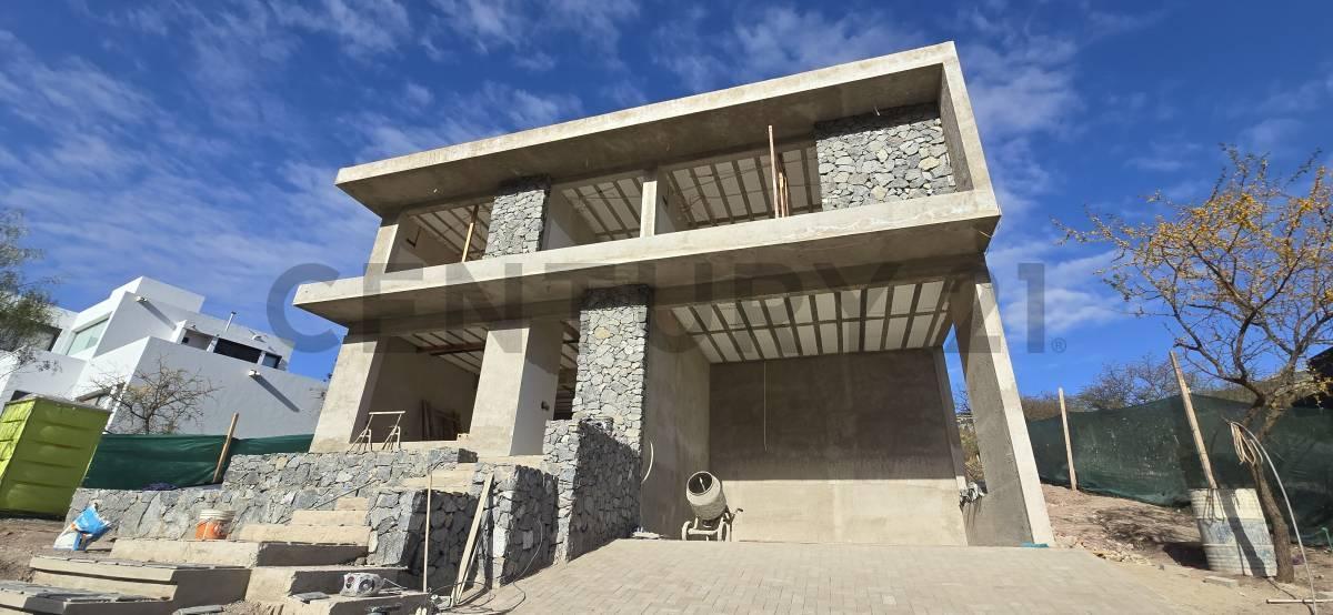 Casa de categoría en construcción en Country La Desea - 80% de avance - se entrega terminada en Dici