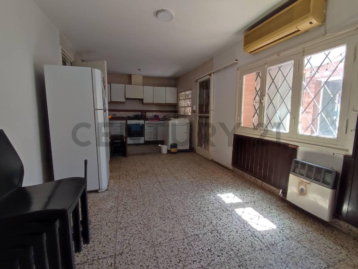 Foto de Venta Casa 5 Ambientes con Patio y Pileta B° Güemes, imagen 3