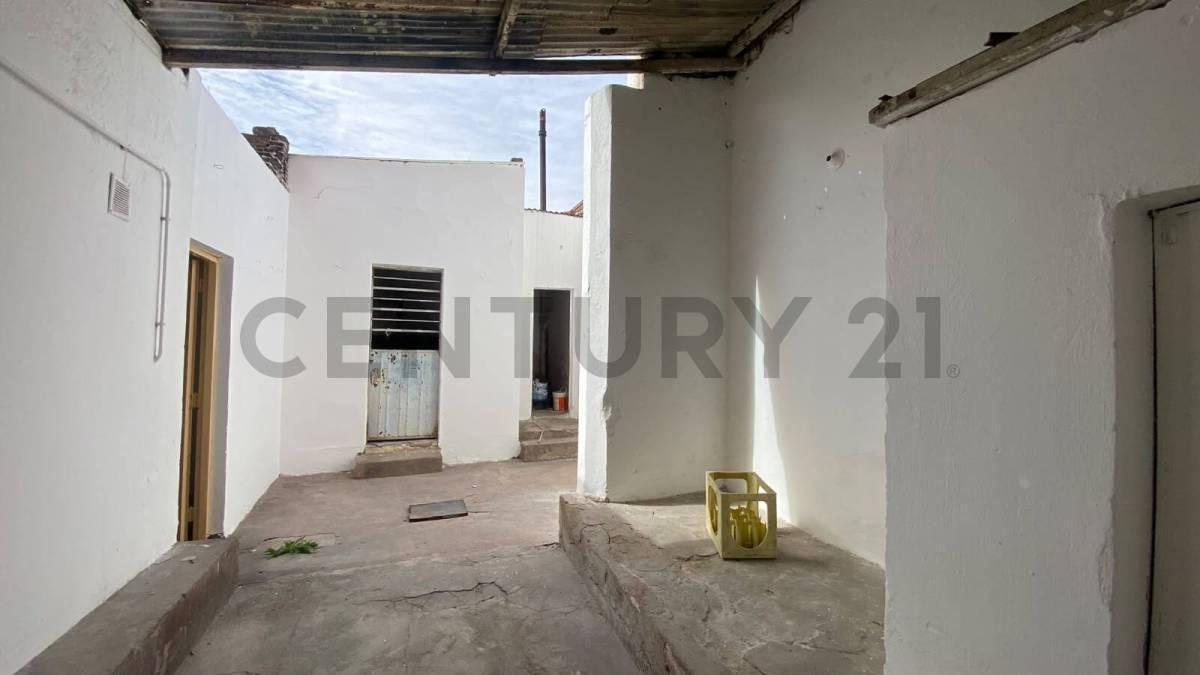 Foto de OPORTUNIDAD Propiedad de uso mixto con potencial comercial en Zona, imagen 3