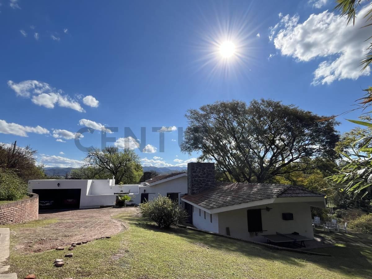 Foto de VENTA CHALET TRADICIONAL – 4 DORMITORIOS + OFICINA – B° LOMAS OESTE, imagen 1