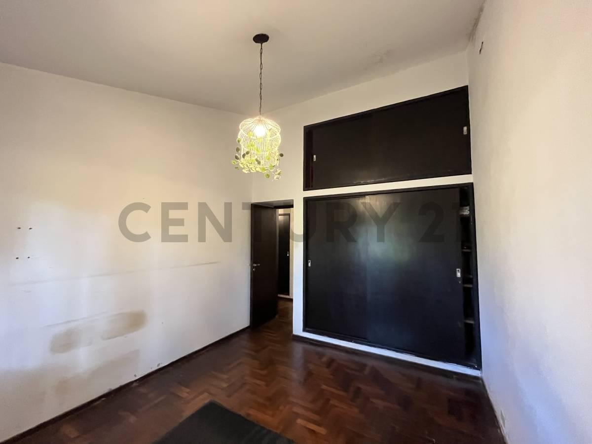 Foto de VENTA CHALET TRADICIONAL – 4 DORMITORIOS + OFICINA – B° LOMAS OESTE, imagen 2