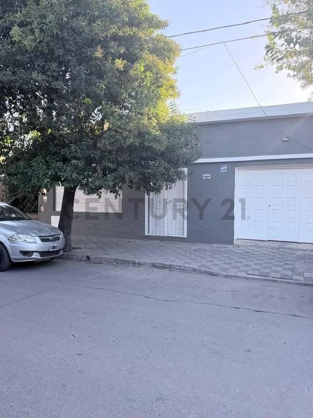 Foto de PROPIEDAD CON RENTA ASEGURADA: CASA + DEPTO INDEPENDIENTE – B°, imagen 2
