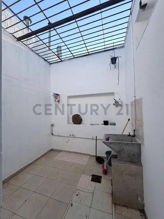 Foto de PROPIEDAD CON RENTA ASEGURADA: CASA + DEPTO INDEPENDIENTE – B°, imagen 4
