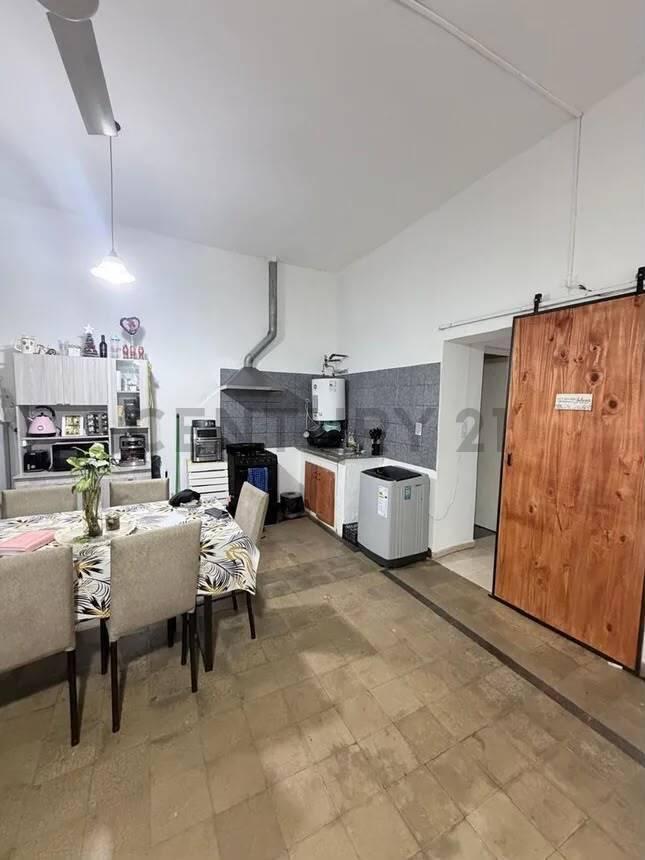 Foto de PROPIEDAD CON RENTA ASEGURADA: CASA + DEPTO INDEPENDIENTE – B°, imagen 3