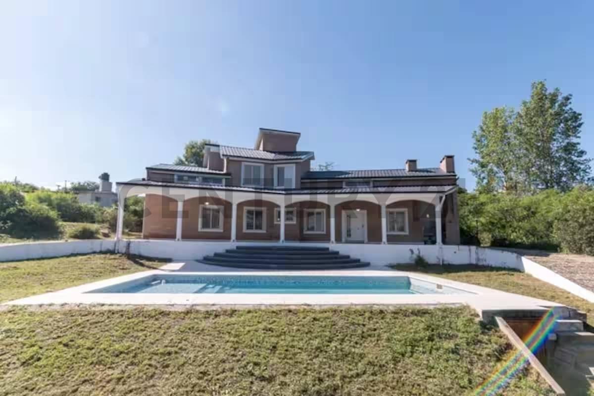Foto de VENTA CASA, TANTI, 4 DORMITORIOS! CATEGORIA!, imagen 1
