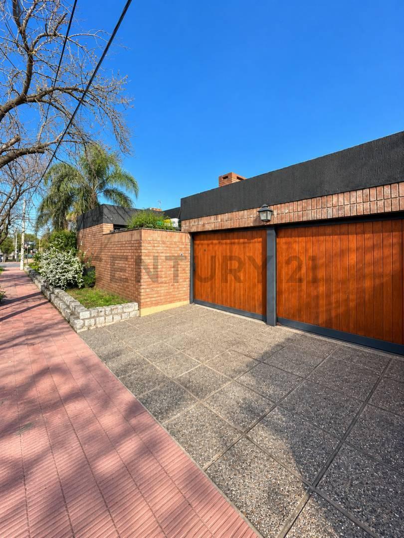 Foto de VENTA CASA AMPLIA CON JARDÍN, PILETA Y GARAGE DOBLE – BARRIO URCA, imagen 2
