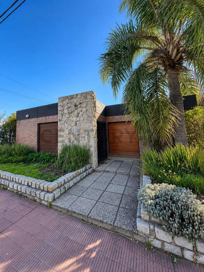 Foto de VENTA CASA AMPLIA CON JARDÍN, PILETA Y GARAGE DOBLE – BARRIO URCA, imagen 4