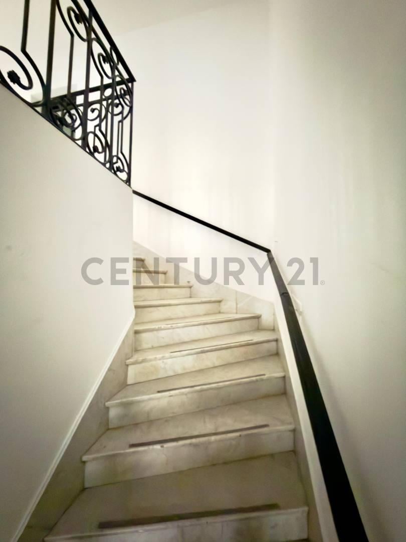 Foto de PH Comercial Reciclado en Pleno Centro | Oficina 170 m² + Terraza, imagen 2