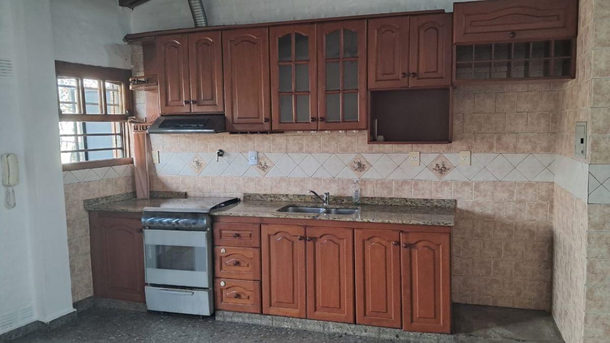 Casa de 3 amb y 1/2 en Alquiler en Villa Bosch con cochera, patio y quincho