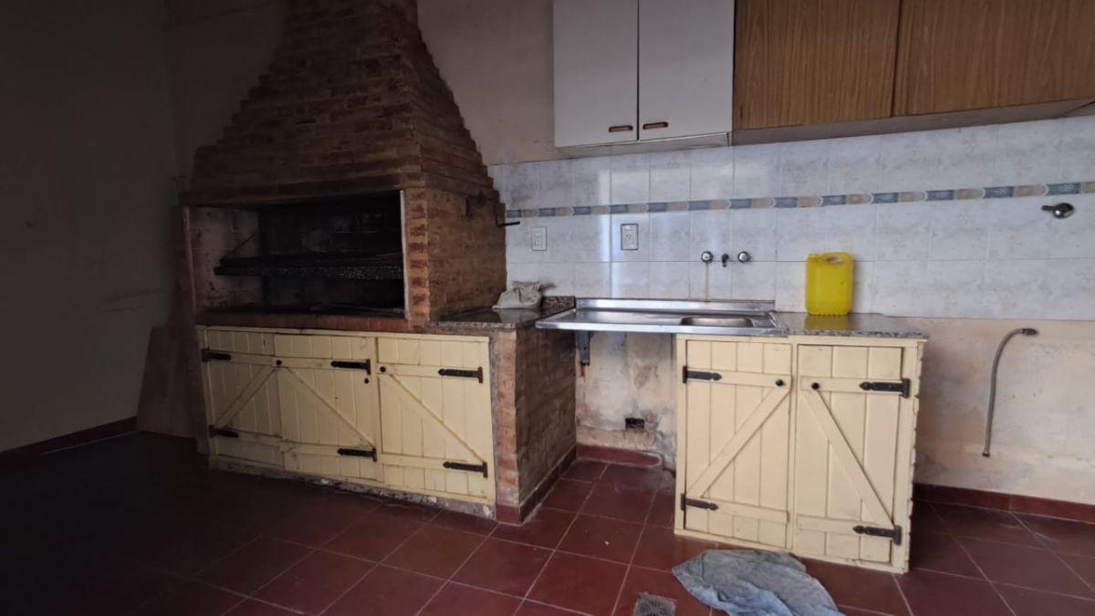 Casa de 3 amb y 1/2 en Alquiler en Villa Bosch con cochera, patio y quincho