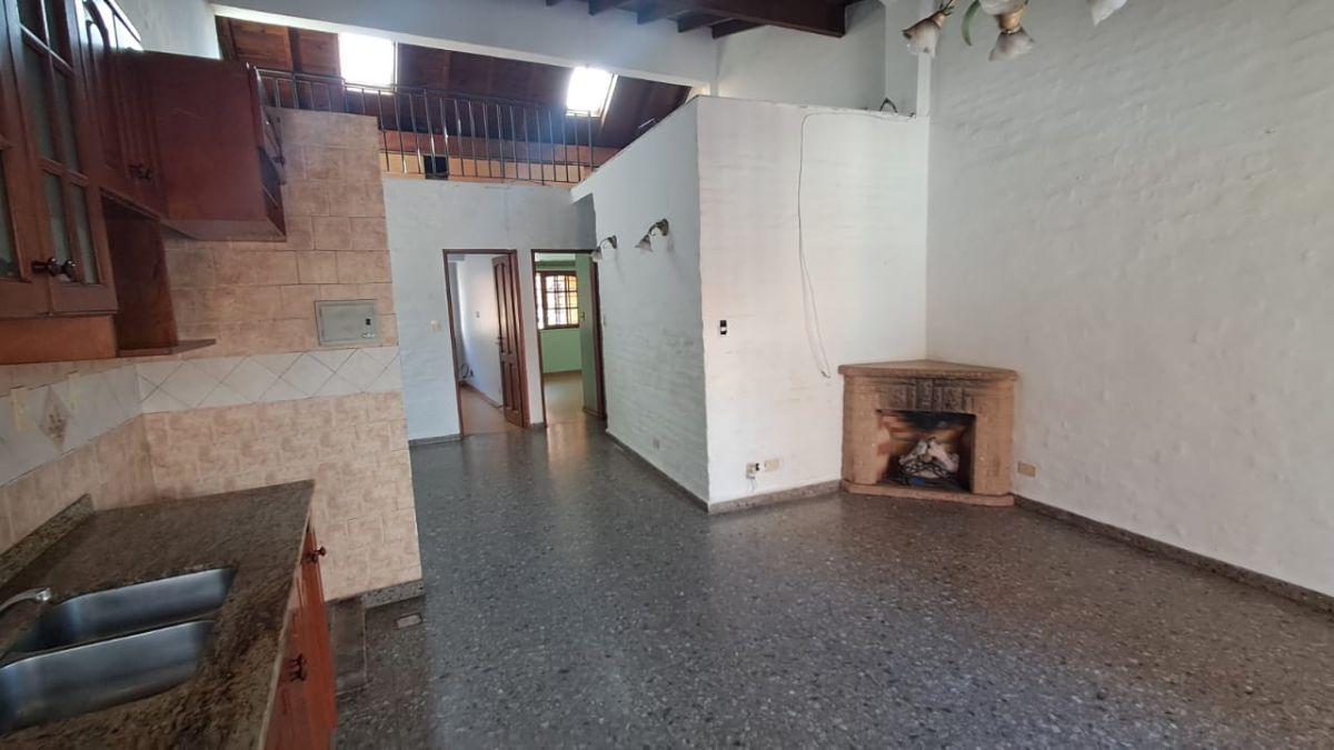 Casa de 3 amb y 1/2 en Alquiler en Villa Bosch con cochera, patio y quincho
