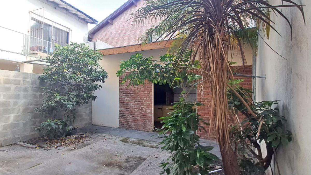 Casa de 3 amb y 1/2 en Alquiler en Villa Bosch con cochera, patio y quincho