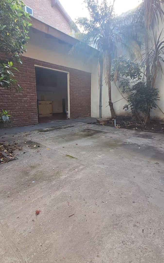 Casa de 3 amb y 1/2 en Alquiler en Villa Bosch con cochera, patio y quincho