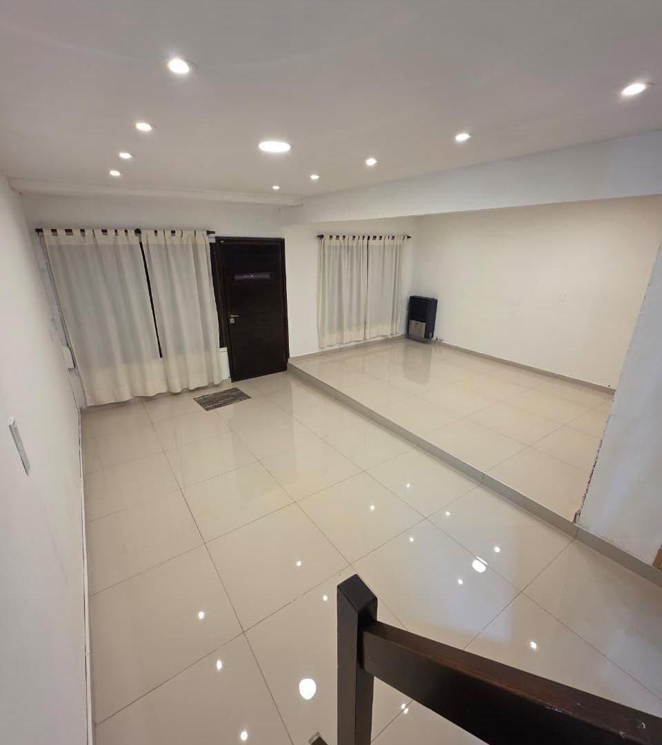 Foto de ALQUILER CHALET 5 AMBIENTES, BARRIO PARQUE LURO, RECICLADO, EN, imagen 1