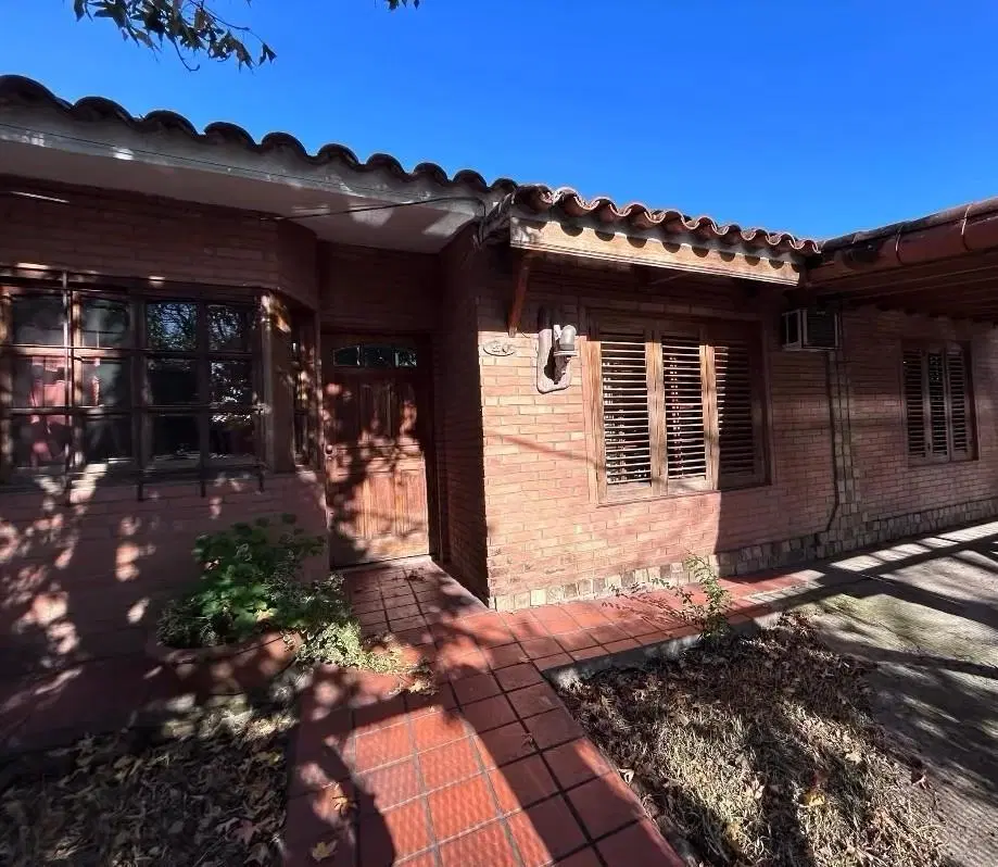 Casa en Venta de 3 Dorm. con Quincho Cerrado 2