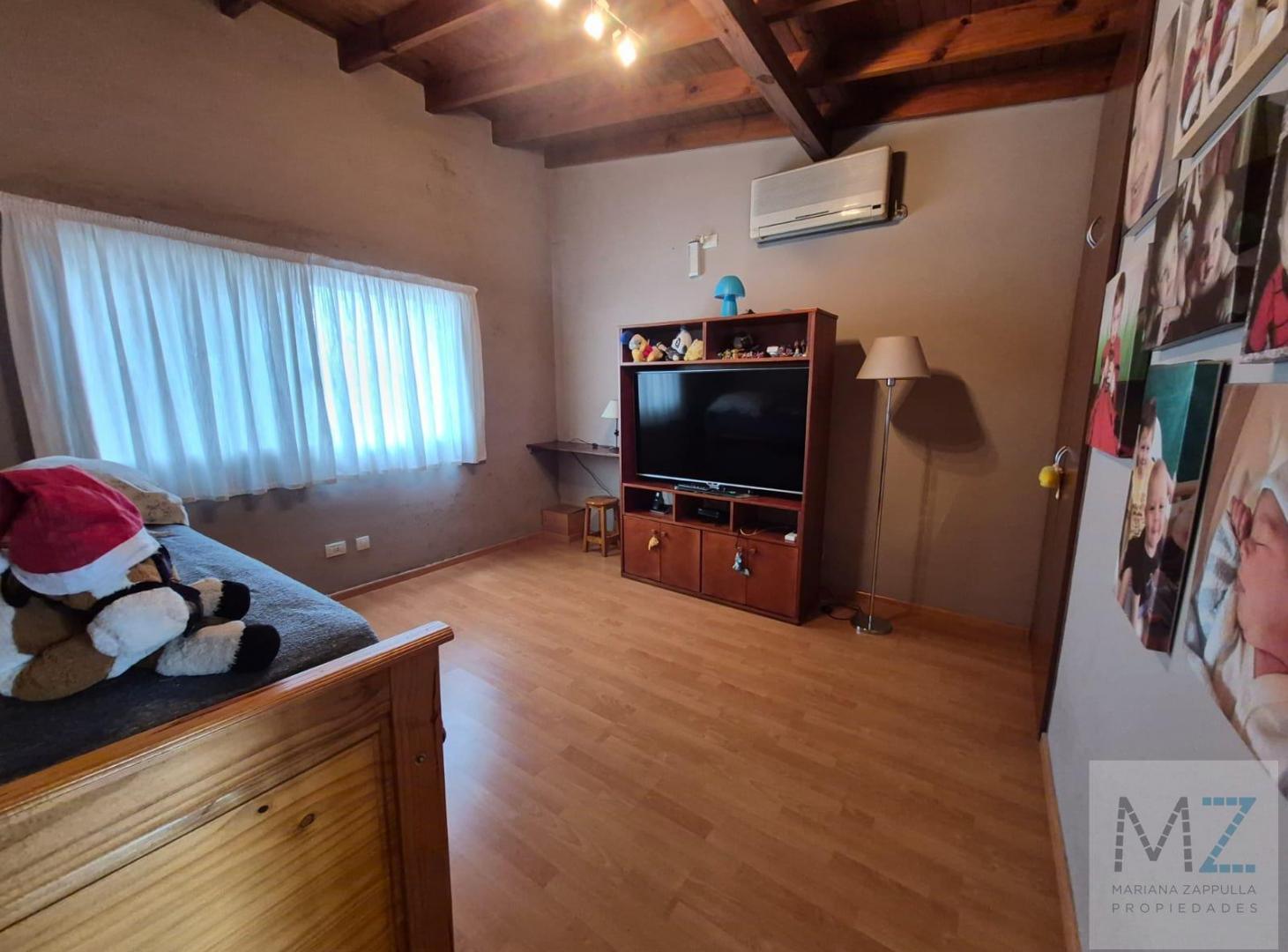 Foto de VENTA CASA CON QUINCHO Y PILETA | DOBLE COCHERA | APTO CRÉDITO | ACEPTA, imagen 3