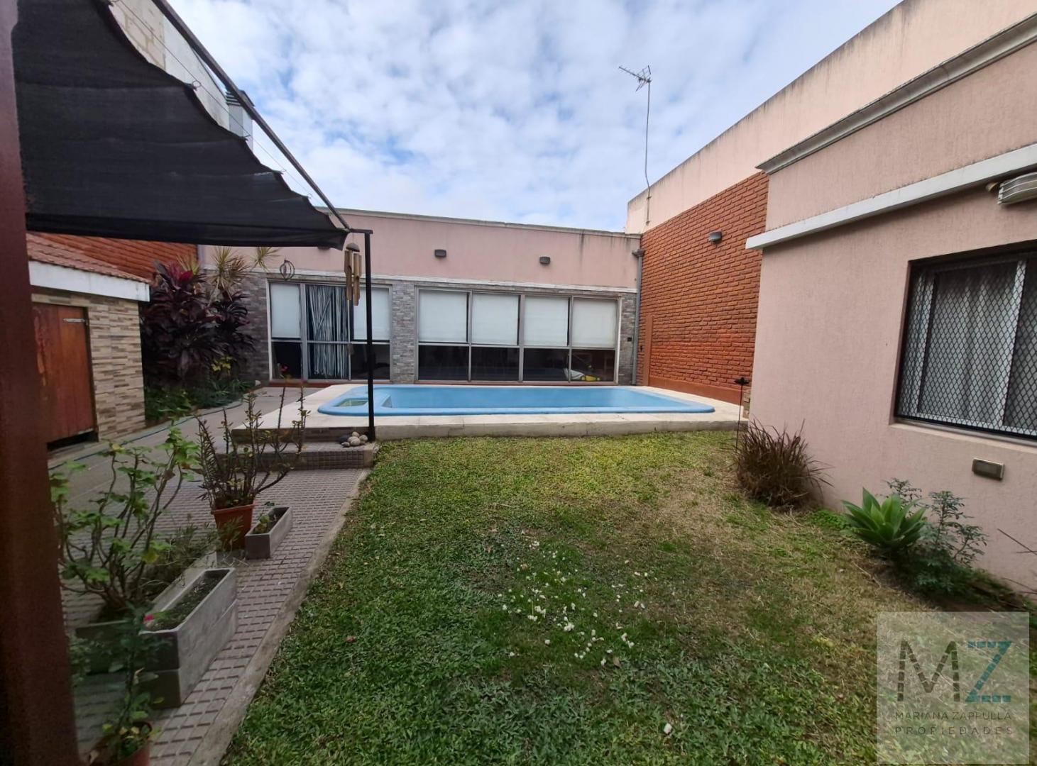 Foto de VENTA CASA CON QUINCHO Y PILETA | DOBLE COCHERA | APTO CRÉDITO | ACEPTA, imagen 1