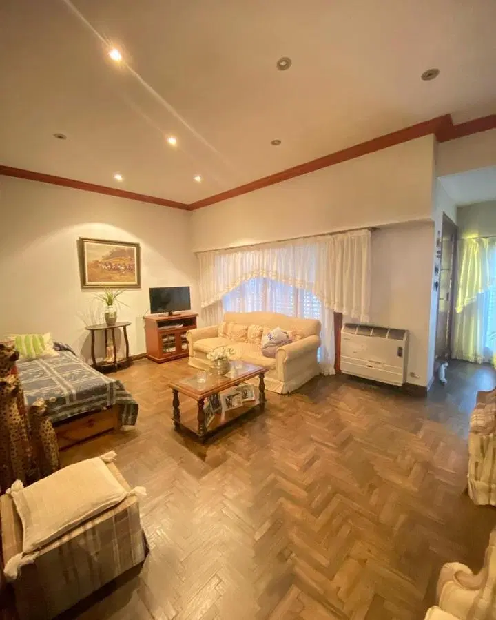 OPORTUNIDAD Casa 5 ambientes con cochera en VENTA Banfield 5