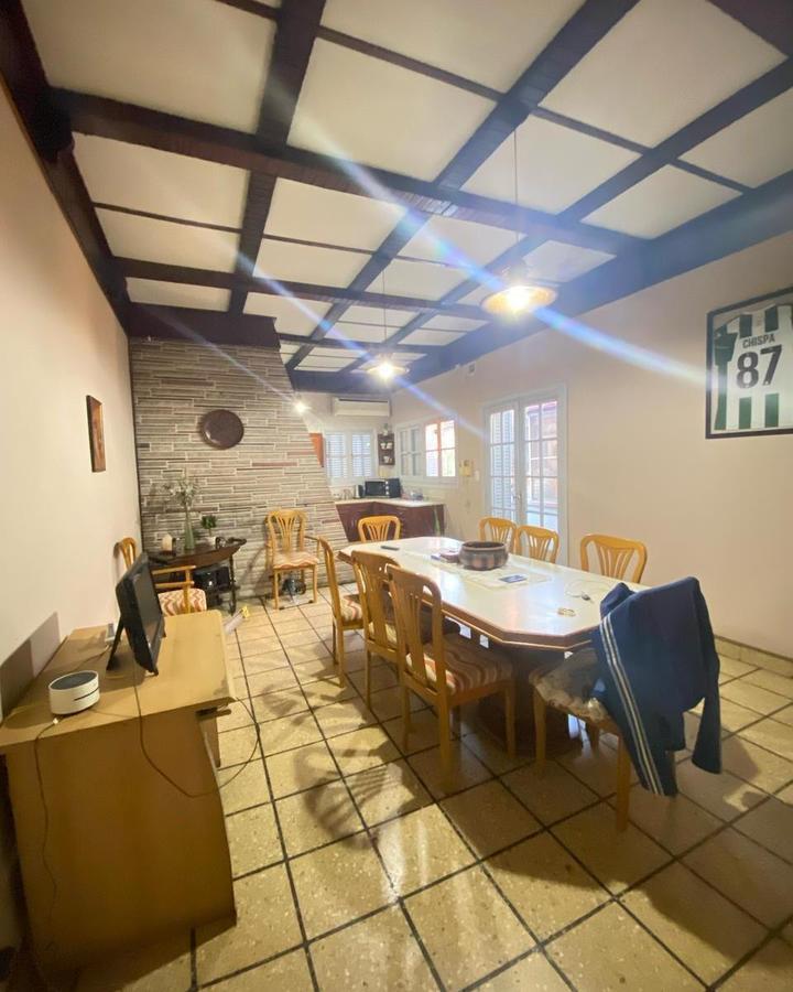 Foto de OPORTUNIDAD Casa 5 ambientes con cochera en VENTA Banfield, imagen 1