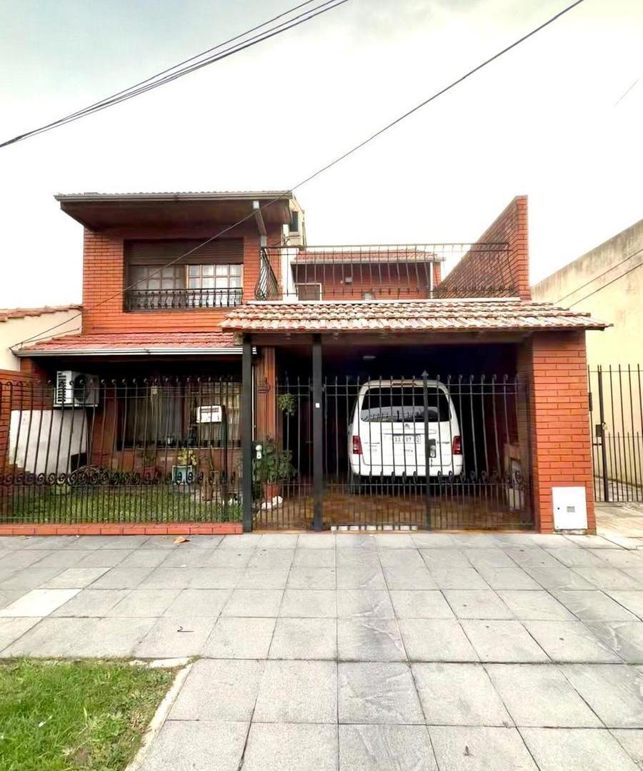 EXCELENTE PH TIPO CASA 4 AMBIENTES CON COCHERA, PATIO y PARRILLA en VENTA -Lomas de Zamora Oeste