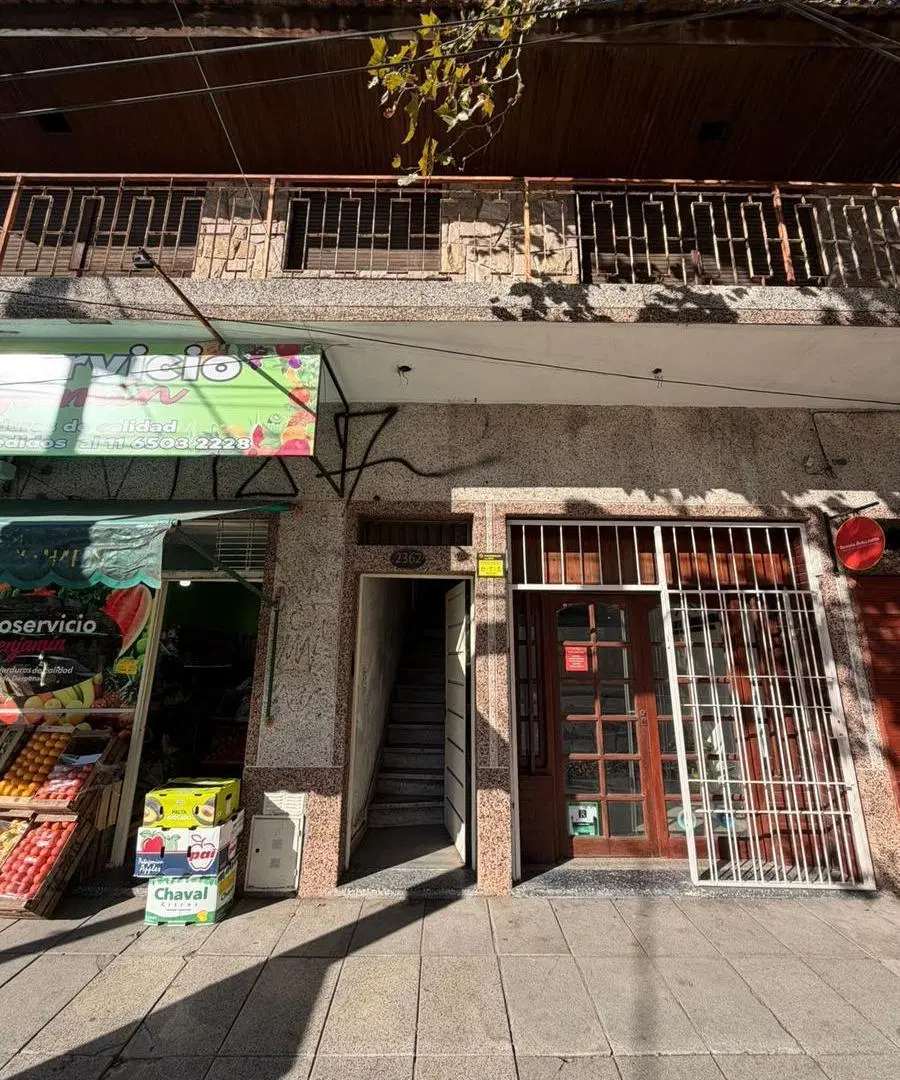 Casa 4 ambientes 1er piso por escalera  APTO PROFESIONAL/COMERCIAL/VIVIENDA - ALQUILER 4
